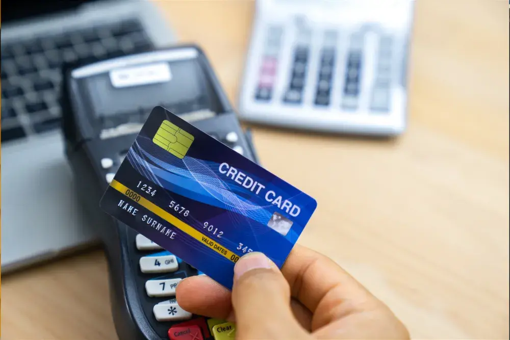 Recuperar el dinero pagado de más en una tarjeta revolving